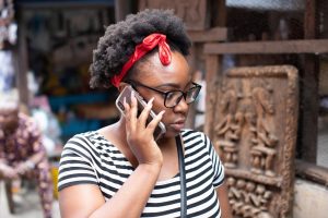 Femme professionnelle au téléphone