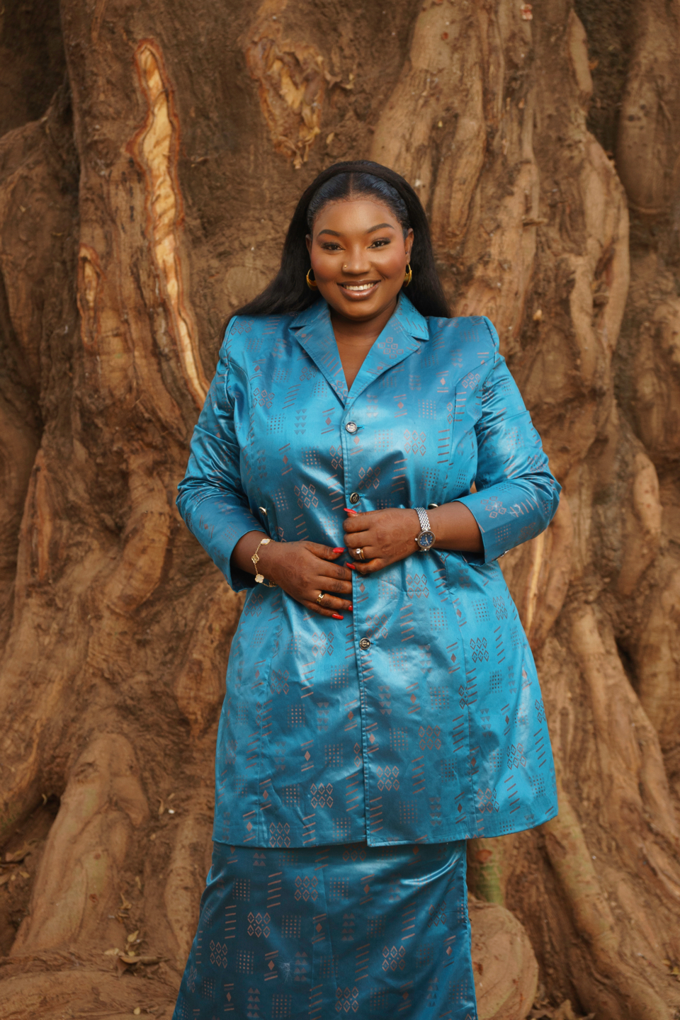 Femme souriante en Bazin Getzner bleu
