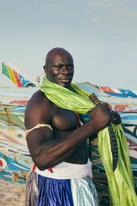 Photo de contact d'un homme en habit traditionnel
