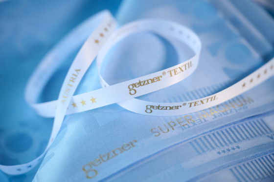 Détail de la lisière d'un Bazin Getzner sur laquelle est tissée la mention "Getzner Textil", une preuve d'authenticité.