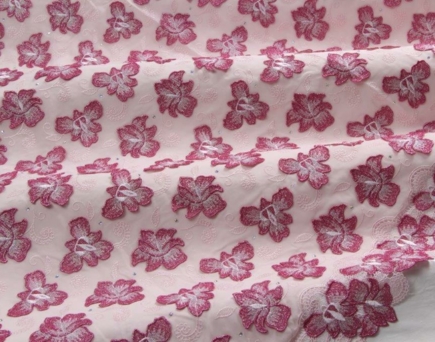 Assortiment de rouleaux de Bazin Getzner de différentes couleurs, présentant la richesse de la palette disponible pour les professionnels.