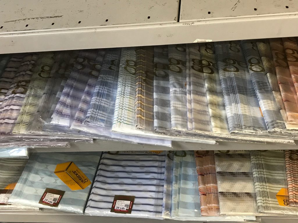 Gros plan sur un tissu Bazin Getzner pour révéler le filigrane "Getzner Original" dans le tissage, un test d'authenticité.