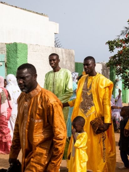 Personnes africaines en habit traditionnel Bazin