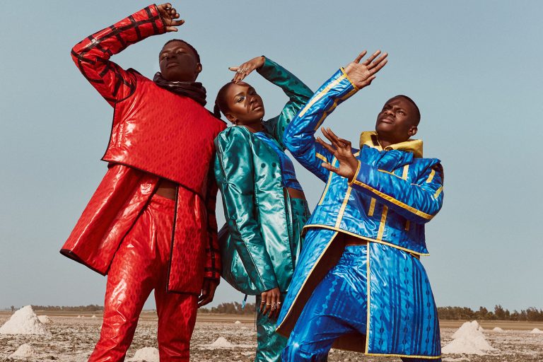 Groupe de 3 personnes habillés en bazin rouge, bazin vert et bazin bleu
