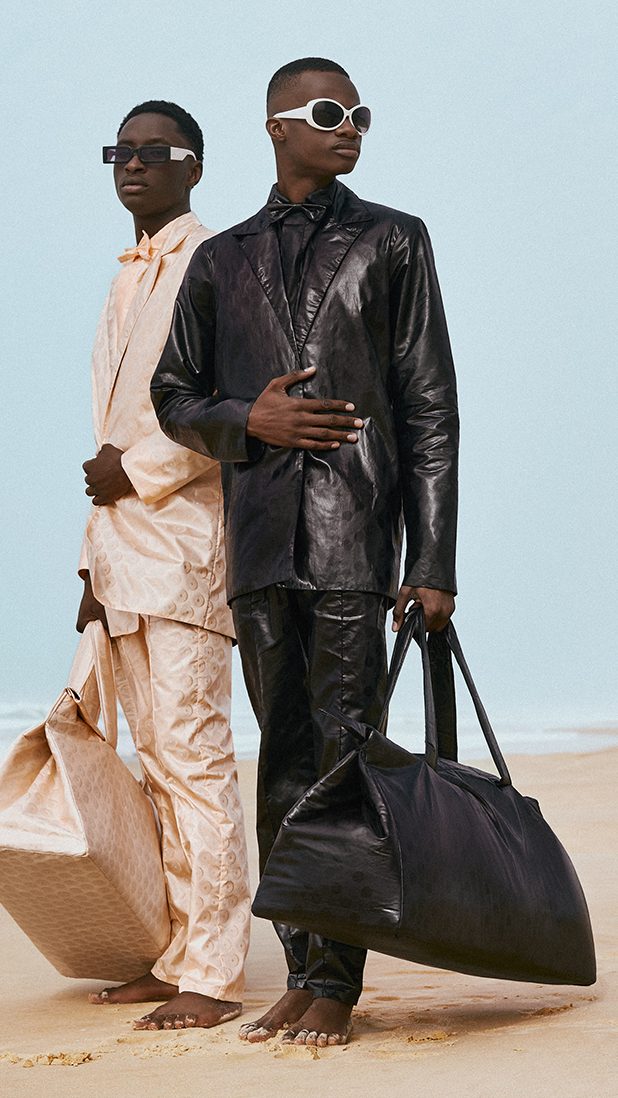 Deux mannequins en habit traditionnel Getzner à l'extérieur en Afrique