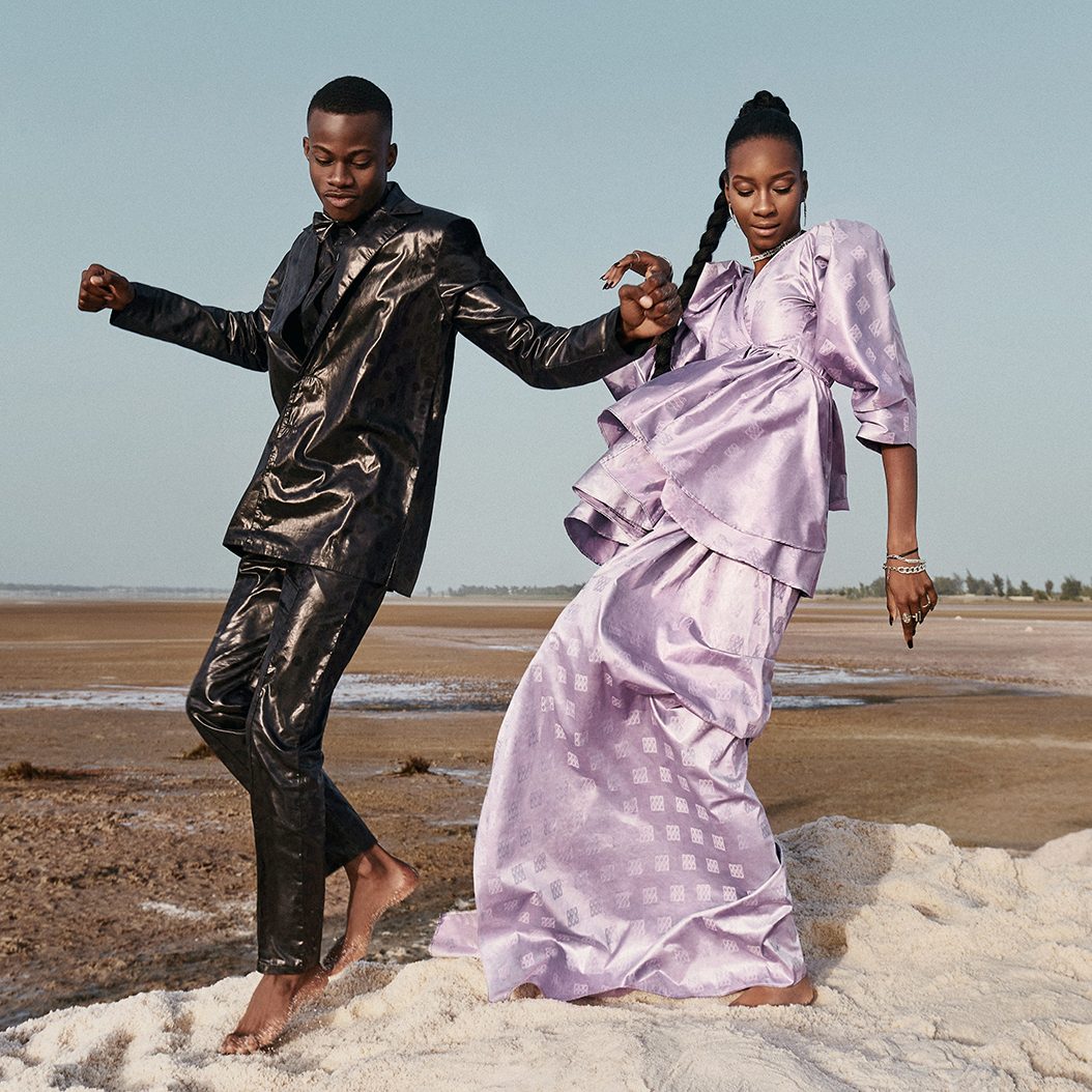 Homme et femme habillé en bazin rose et bazin noir de chez Getzner