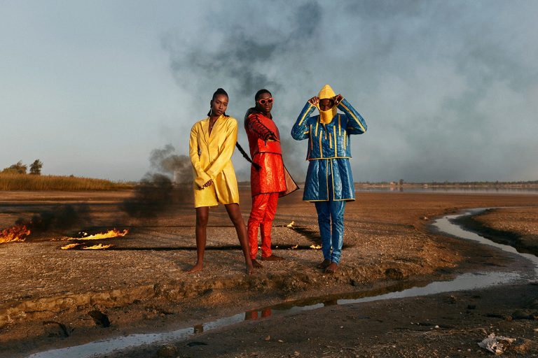 Trois personnes en vêtements bazin Getzner colorés