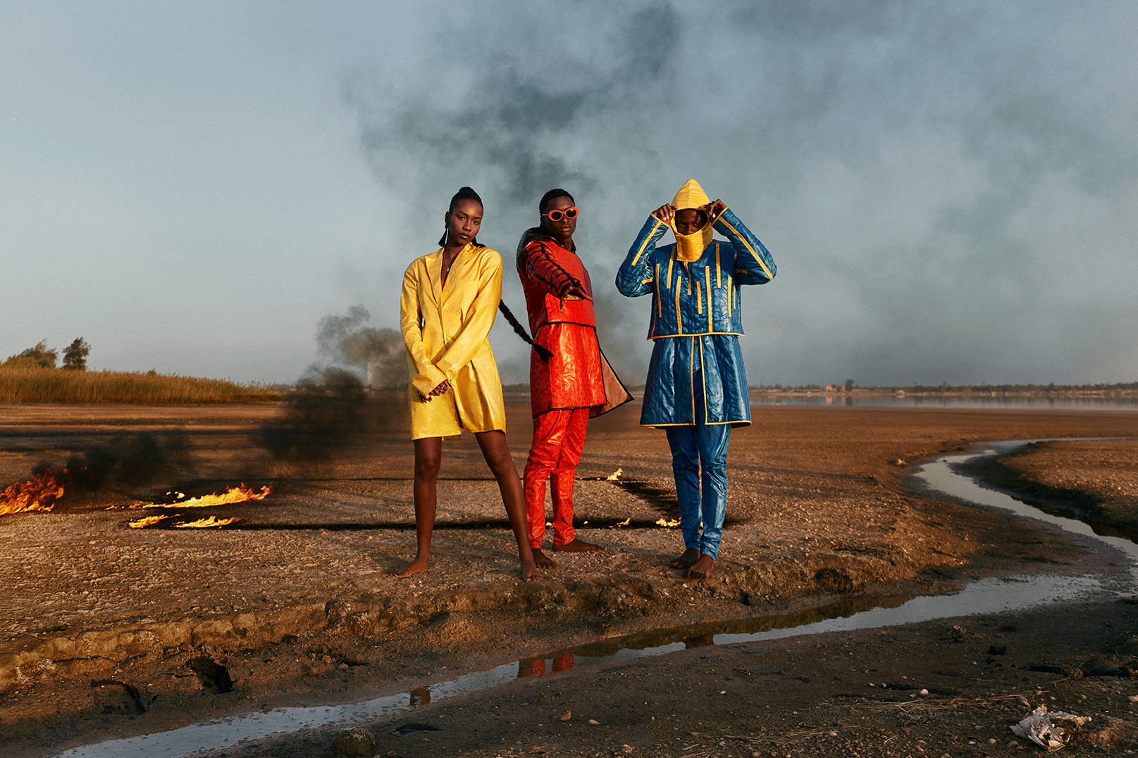 Trois personnes en vêtements bazin Getzner colorés