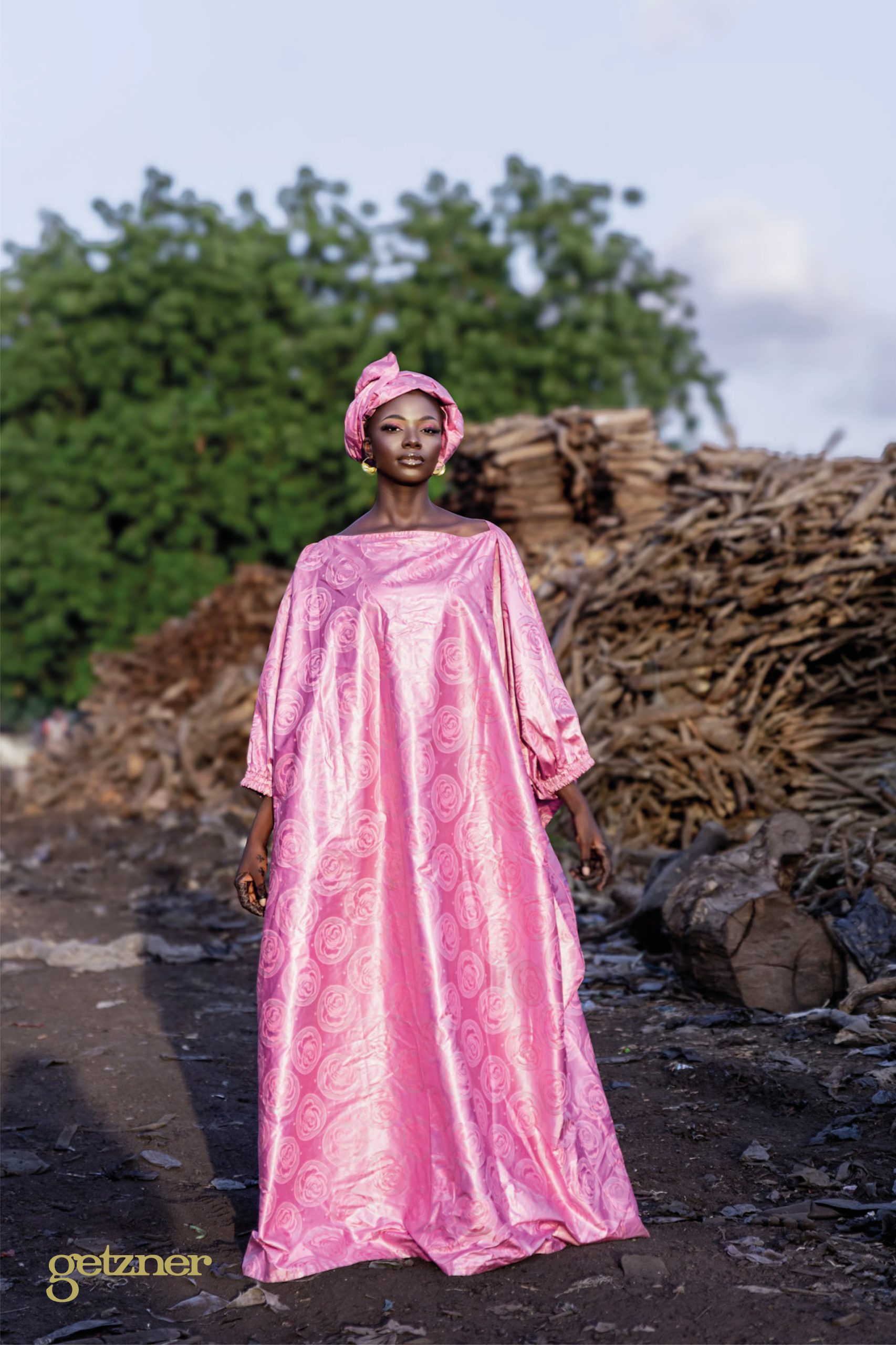 Femme habillée en bazin Super Magnum Getzner en rose avec une robe