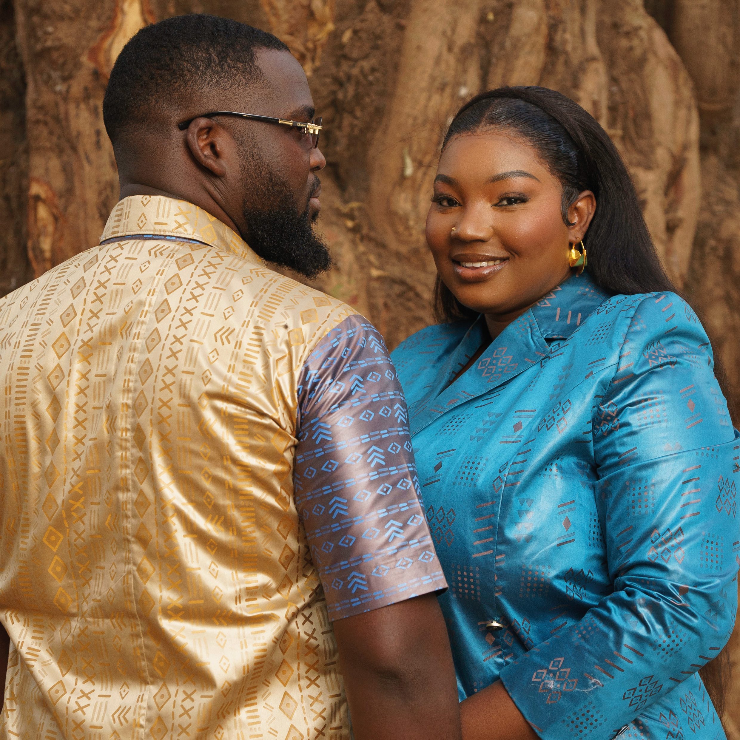 Couple vêtus de vêtements traditionnel, l'homme avec du bazin Getzner doré, la femme en robe de bazin bleu ciel