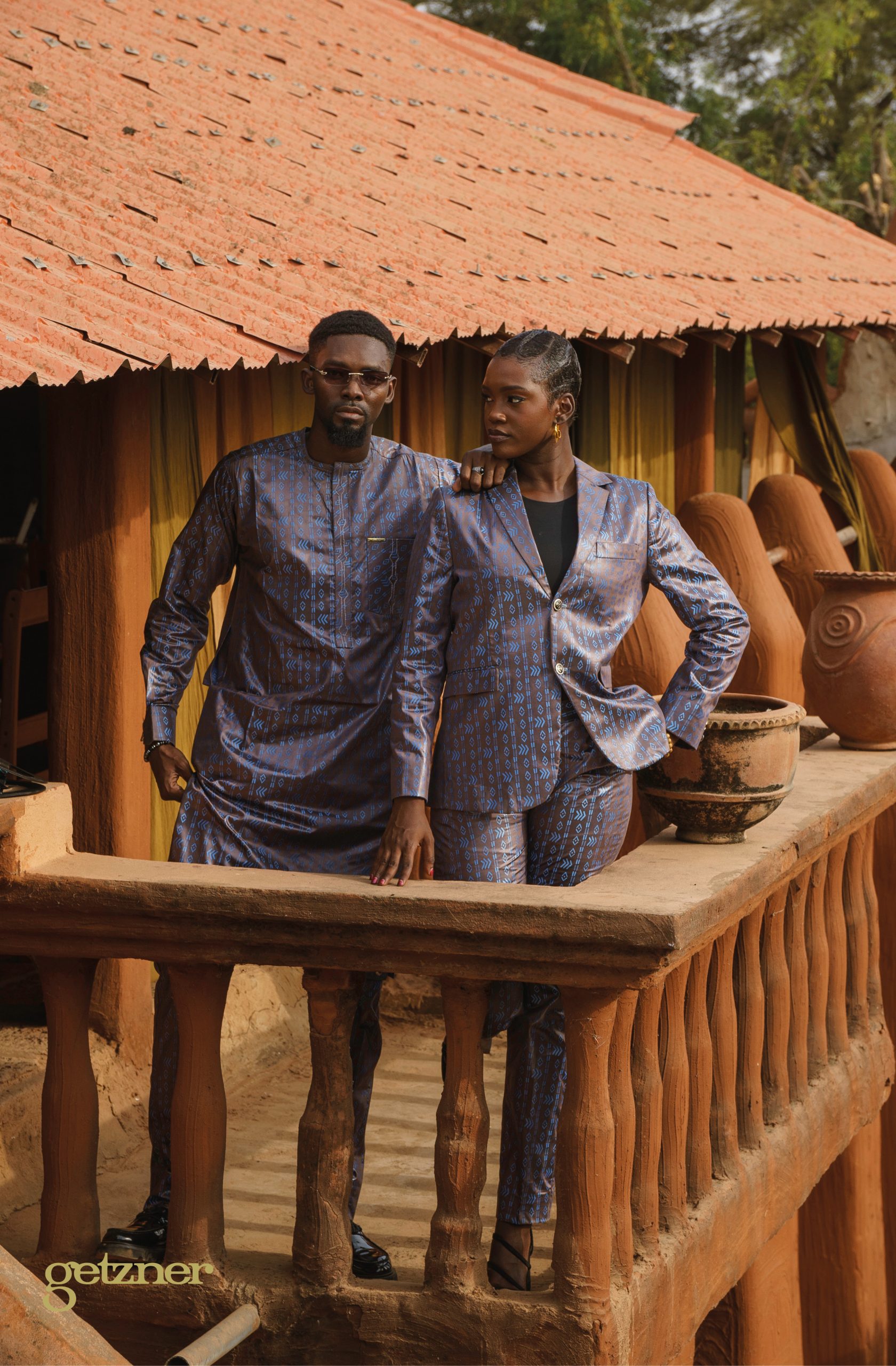Hommes d'affaires habillés en habit traditionnel de bazin