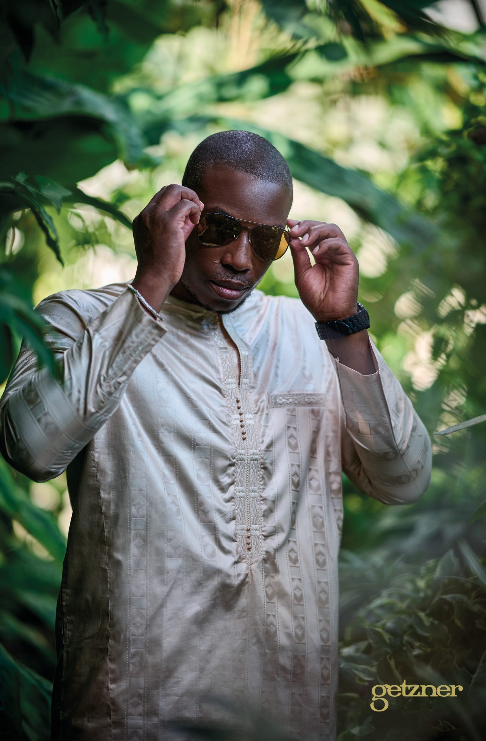 Shooting photo d'un homme en vêtement de bazin