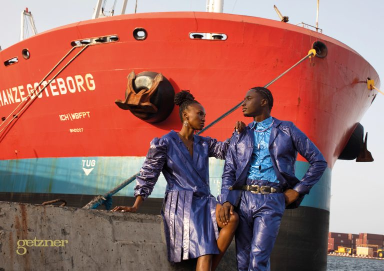 Deux mannequins en vêtement Getzner devant un bateau qui représente la livraison en Afrique