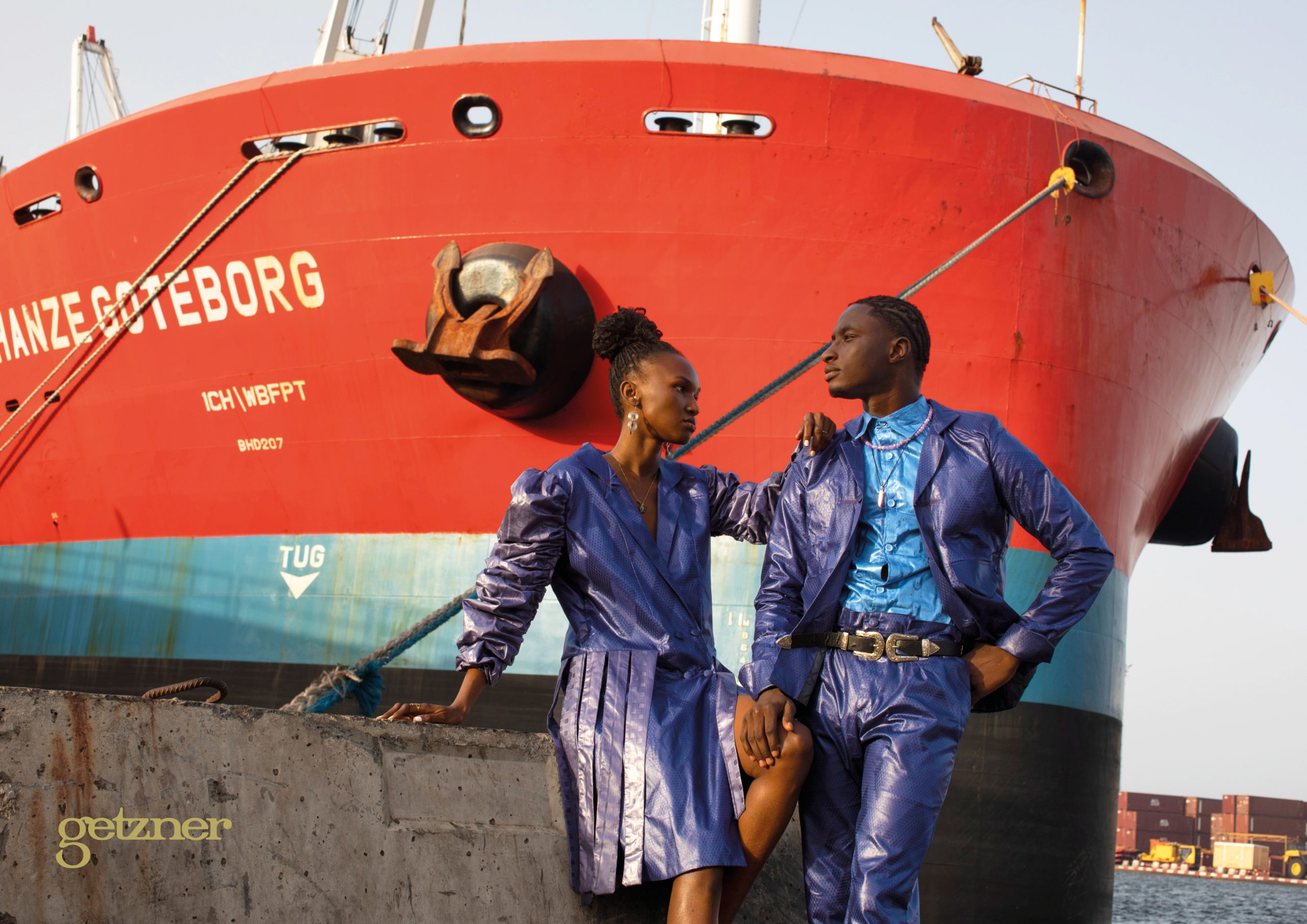 Deux mannequins en vêtement Getzner devant un bateau qui représente la livraison en Afrique