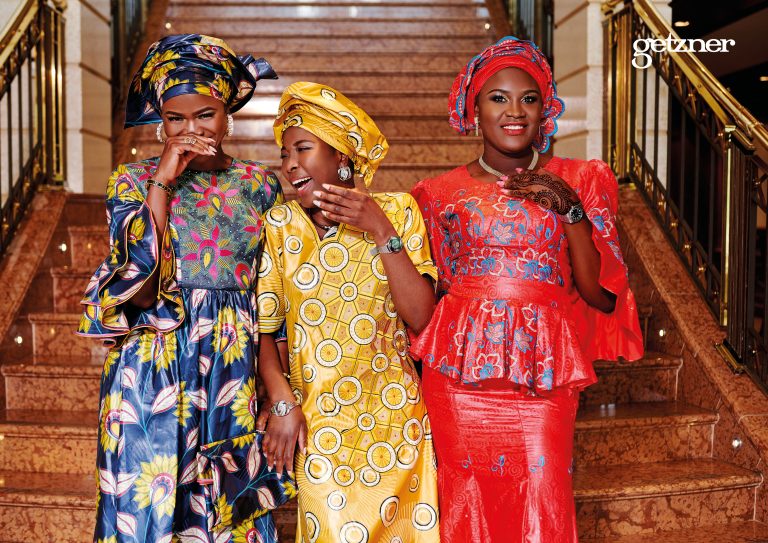 Photo de 3 femmes en robe de bazin Getzner imprimés de motifs