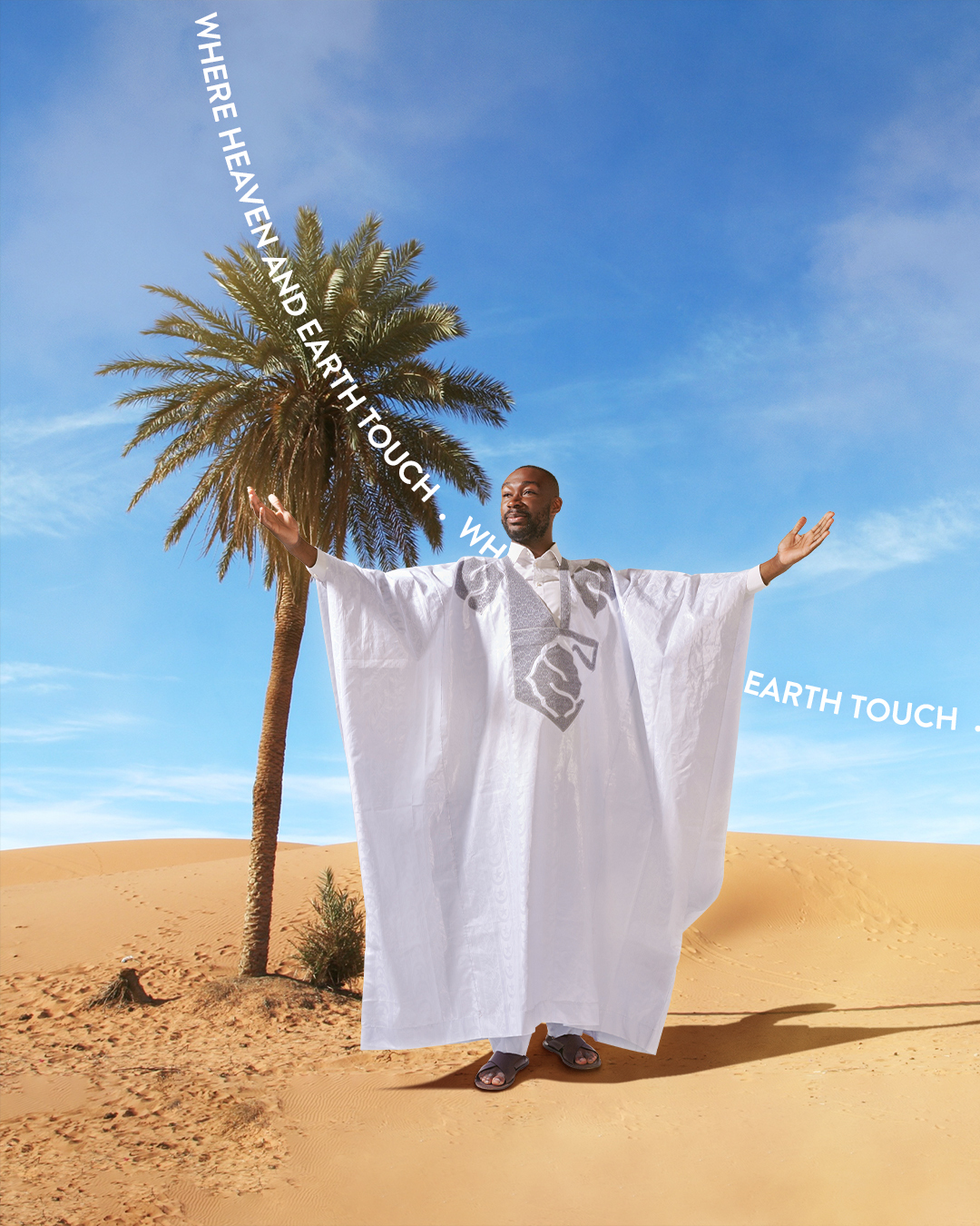 Homme en robe blanche fait de bazin Getzner, dans le désert