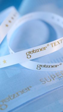 Détail de la lisière d'un Bazin Getzner sur laquelle est tissée la mention "Getzner Textil", une preuve d'authenticité.